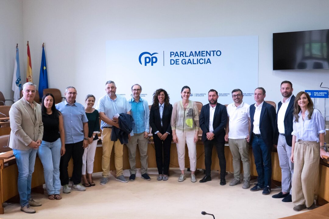 Plataforma Dereito ao Tren junto al Grupo Popular del Parlamento de Galicia.