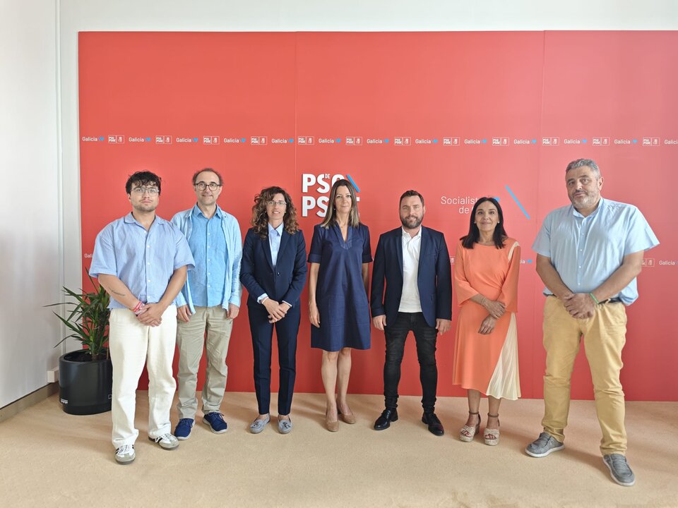 Plataforma Dereito ao Tren junto al Grupo Socialista en el Parlamento de Galicia.