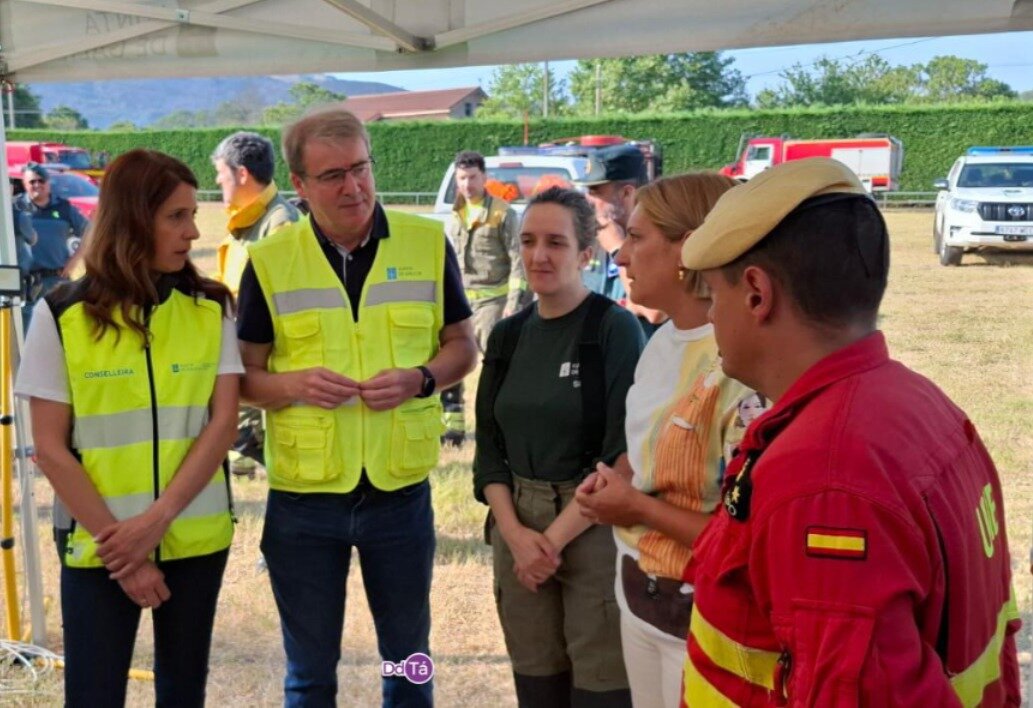 María José Gómez, Manuel Pardo, Eva Pérez Gamote junto al capitán de la UME y personal técnico de la Xunta de Galicia.