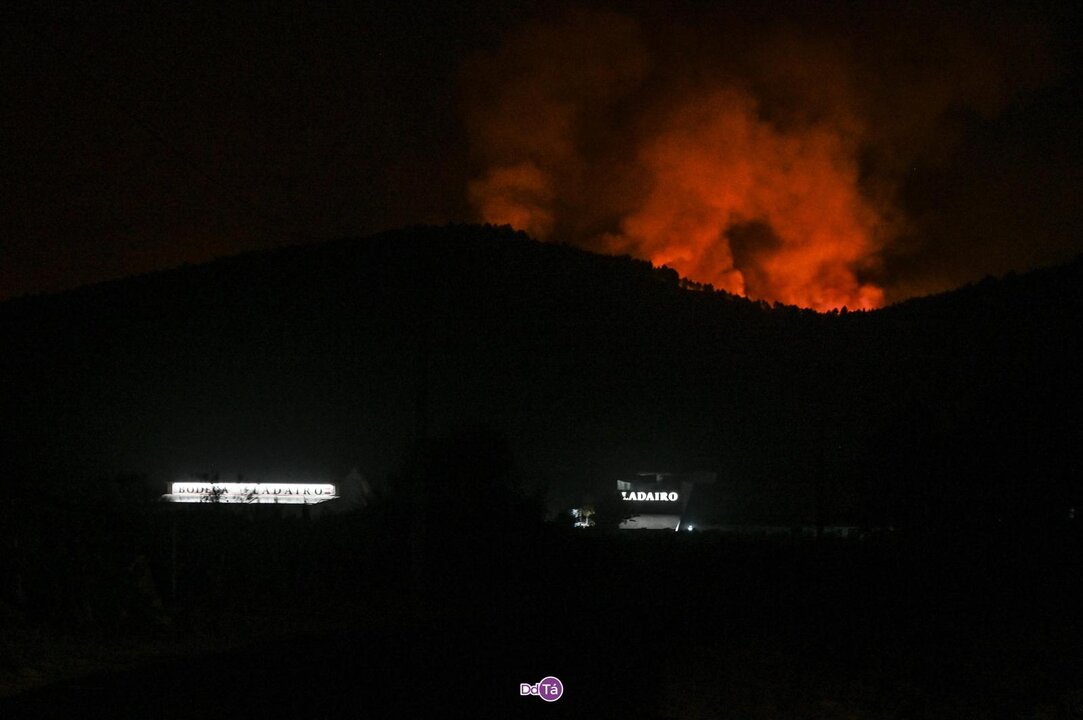 La lengua de fuego, próxima a los viñedos de las Bodegas Ladairo, en O Rosal, en Oímbra. | FOTO: Noelia Caseiro.
