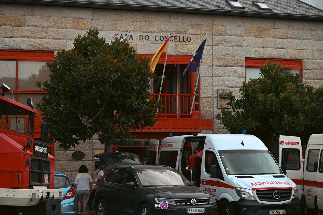 Bombeiros de Vinhais, trasladando a los mayores de la residencia de A Mezquita. | FOTO: Noelia Caseiro.