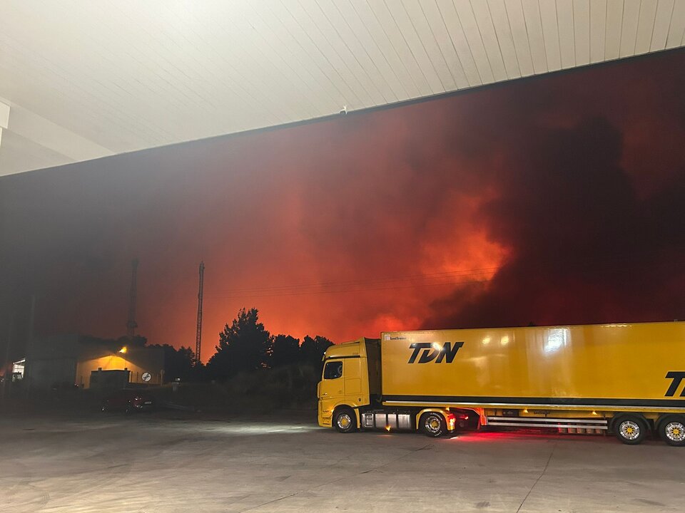 El fuego, sobre las 23:00 horas, muy cerca de una estación de servicio en Erosa. | FOTO: Cedida.