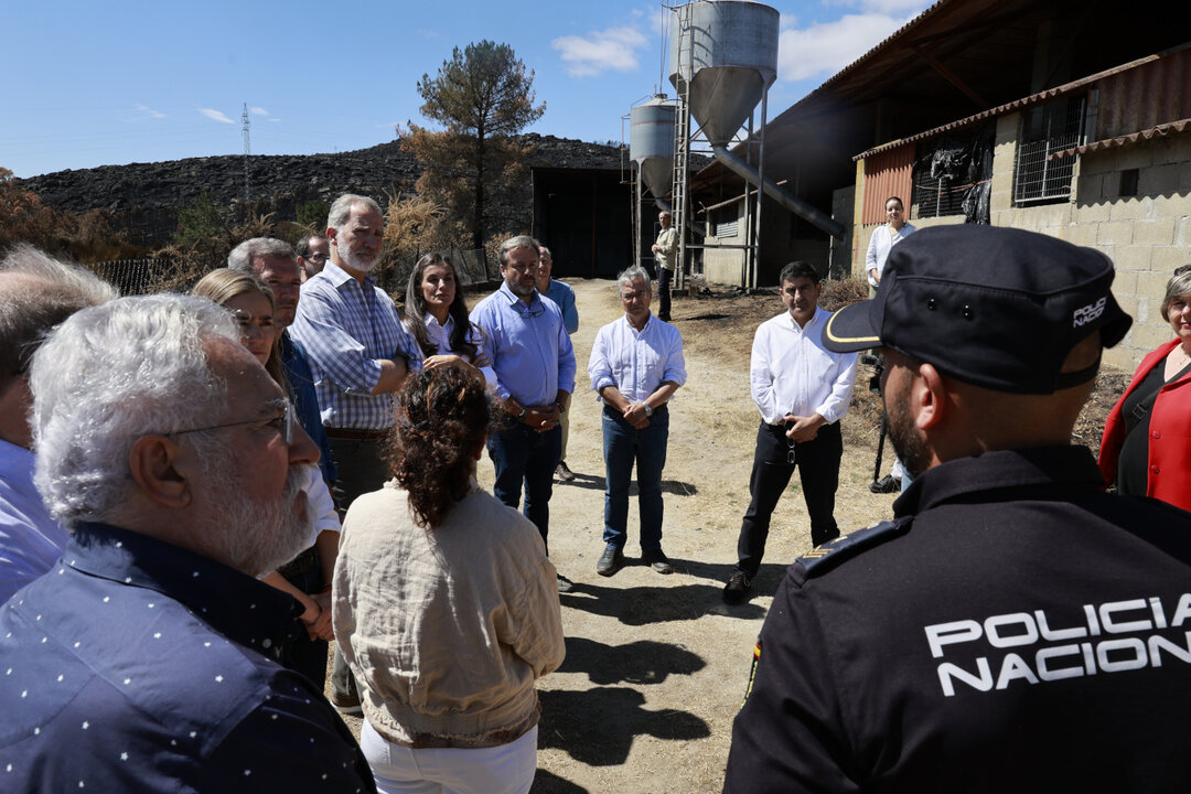 SS.MM charlan con propietarios de granjas en Cualedro junto al Policía Nacional que les ayudó durante los incendios. | FOTO: Casa de S.M. el Rey.