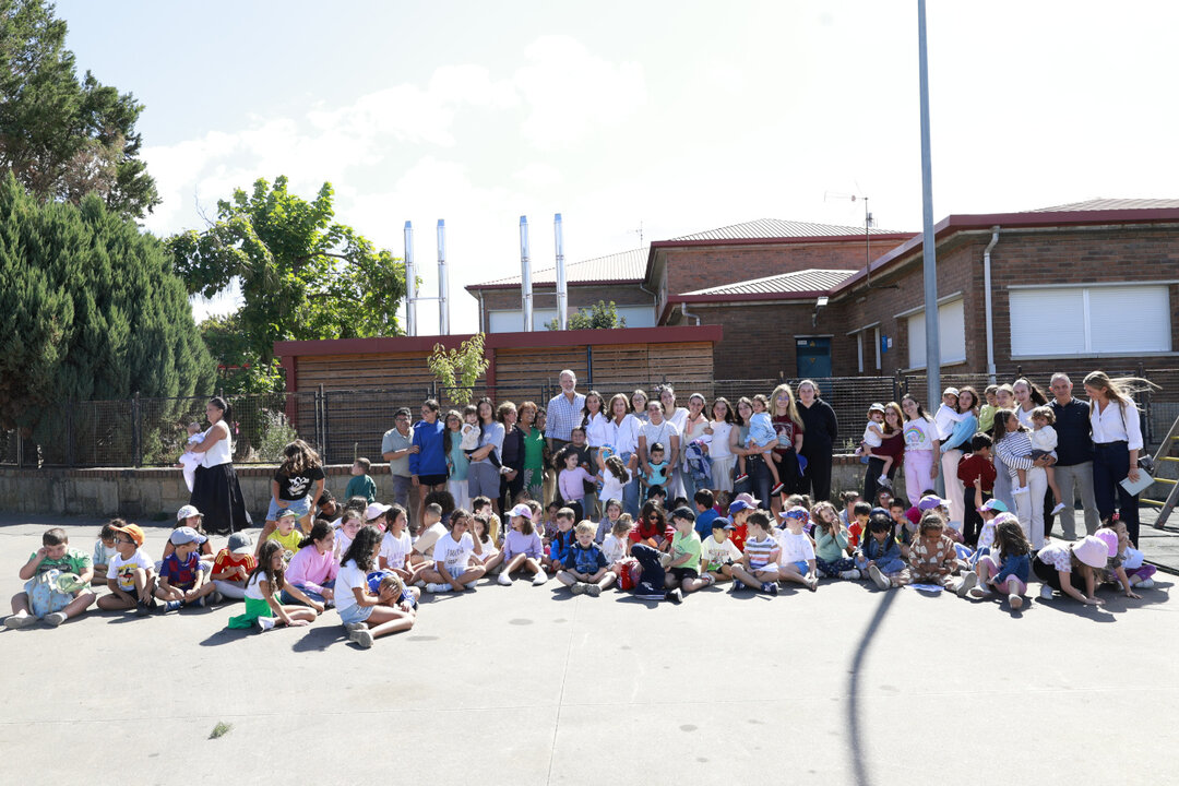 Grupo de niños y vecinos que reciben a SS.MM en Verín. | FOTO: Casa de S.M. el Rey.
