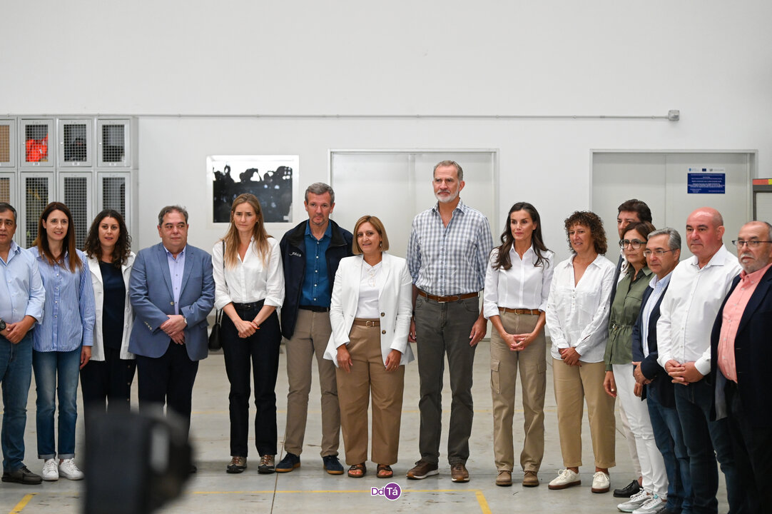 Los Reyes de España, con las autoridades autonómicas y locales. | FOTO: Noelia Caseiro.