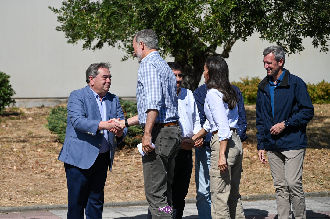 Don Felipe y Doña Letizia, saludando al alcalde de Verín, Gerardo Seoane, y al delegado del Gobierno, Pedro Blanco, con Alfonso Rueda detrás. | FOTO: Noelia Caseiro.