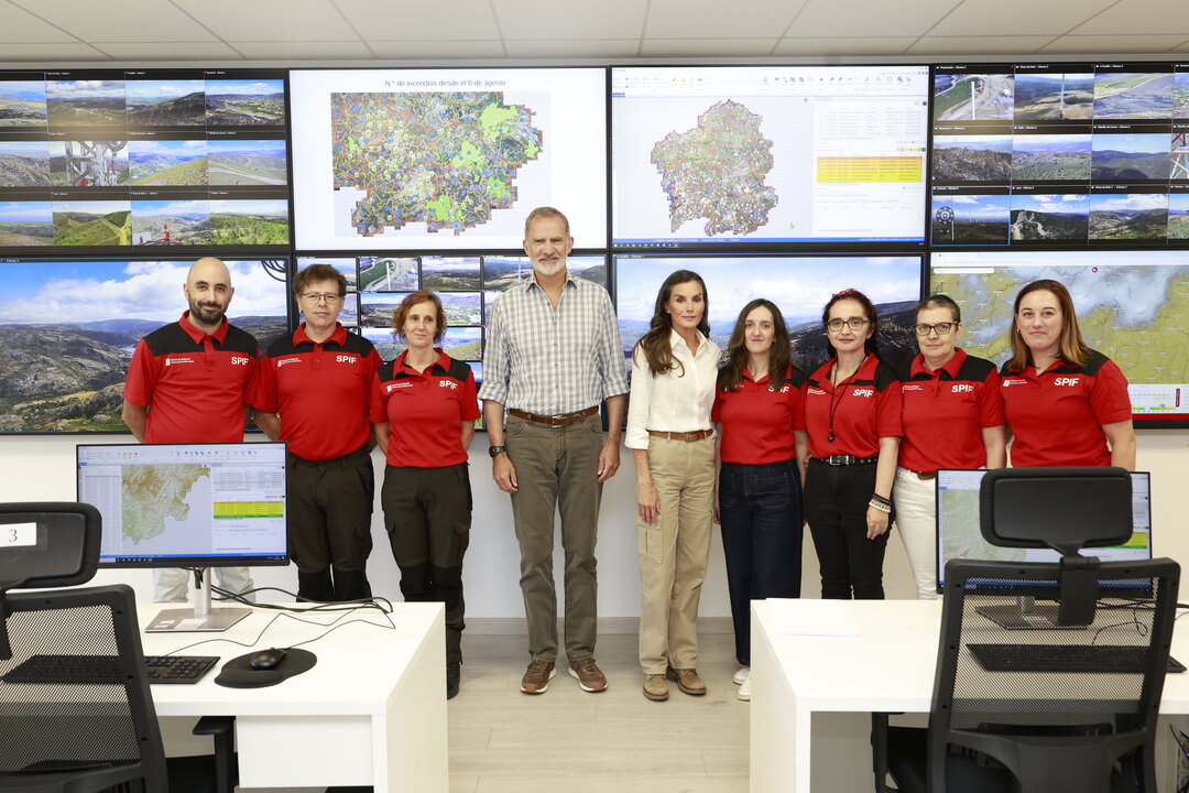 SS.MM. los Reyes de España, en la sala de control del Distrito Forestal, con su personal.