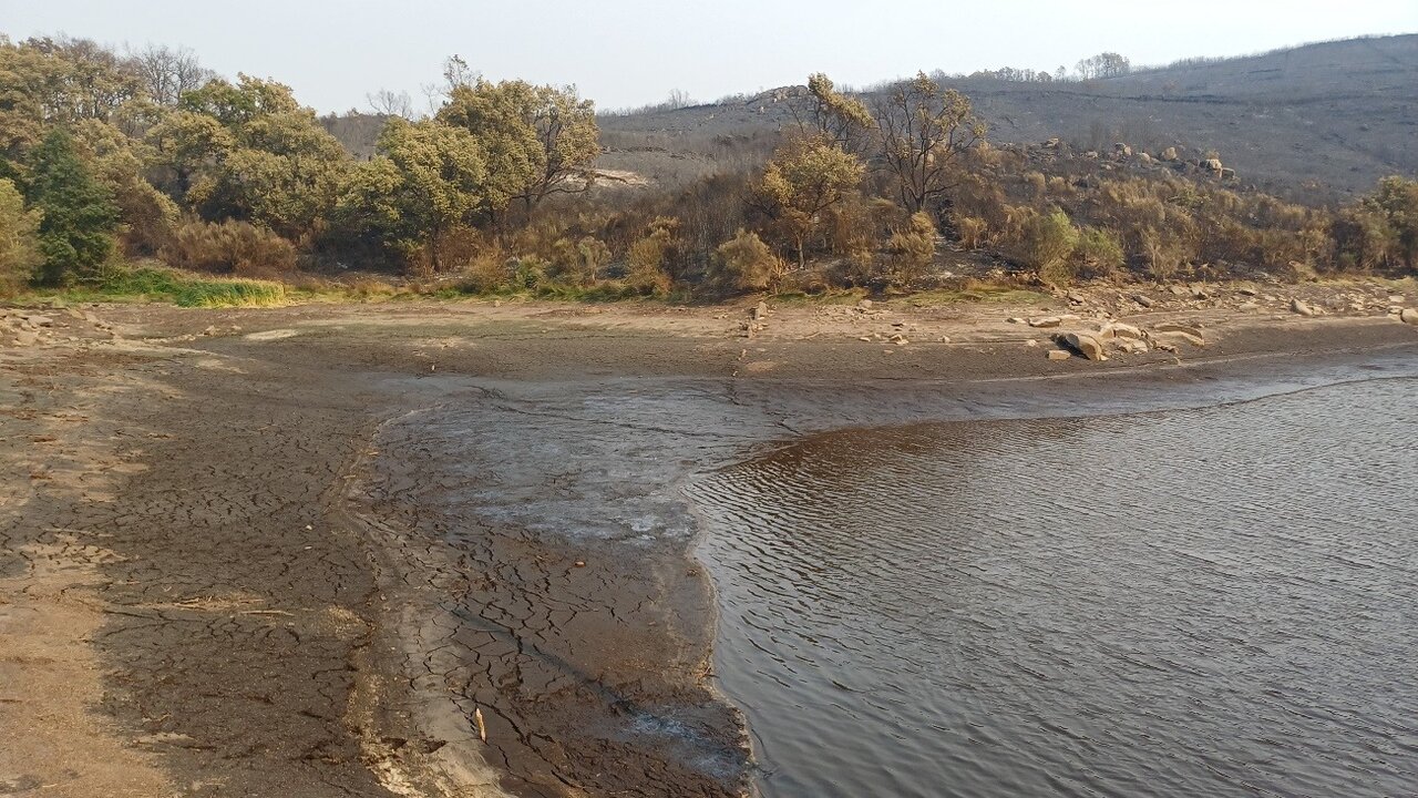 202508 Baleirado presa As Chás, incendio Oímbra, desastre ecolóxico (1)