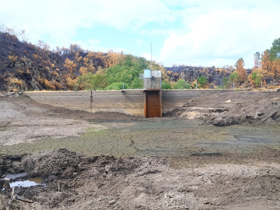 20250831 Presa das Chás baleirada, foto de Fernando Serrulla