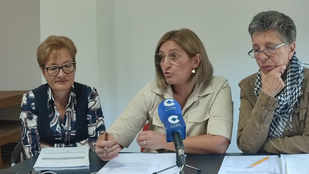 Eva Pérez Gamote, alcaldesa de Vilardeós, durante su intervención en la rueda de prensa convocada por el PSG de Vilardevós