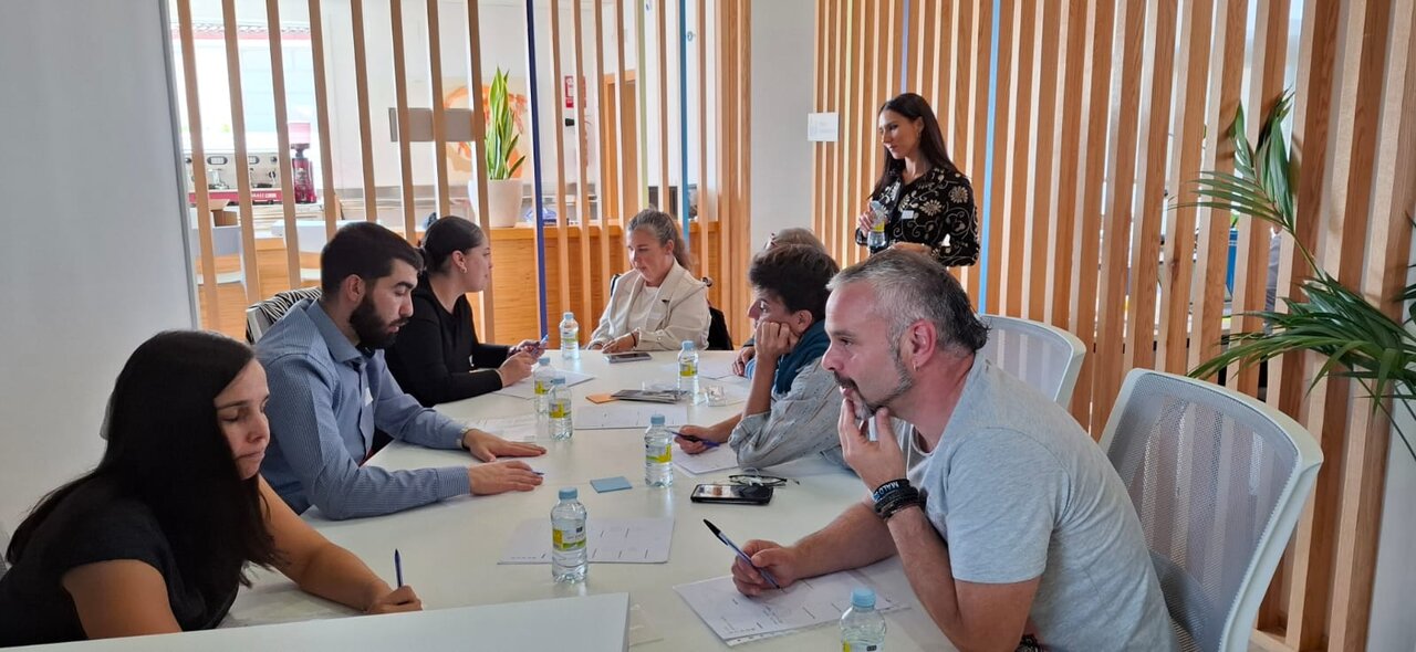 Emprendedores y emprendedoras del sur de ourense intercambian información en el Polo de Verín.