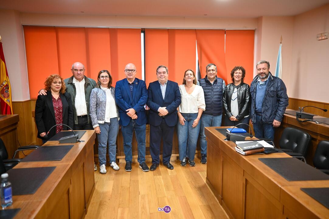 O subdelegado do Goberno, cos representantes municipais, no salón de plenos do Concello de Verín. | FOTO: Noelia Caseiro.