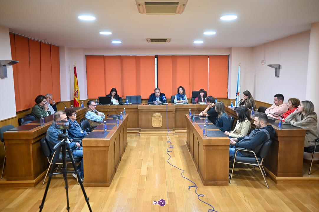 En la sesión plenaria extraordinaria del Concello de Verín estaban presentes las nuevas secretaria e interventora. | FOTO: Noelia Caseiro.