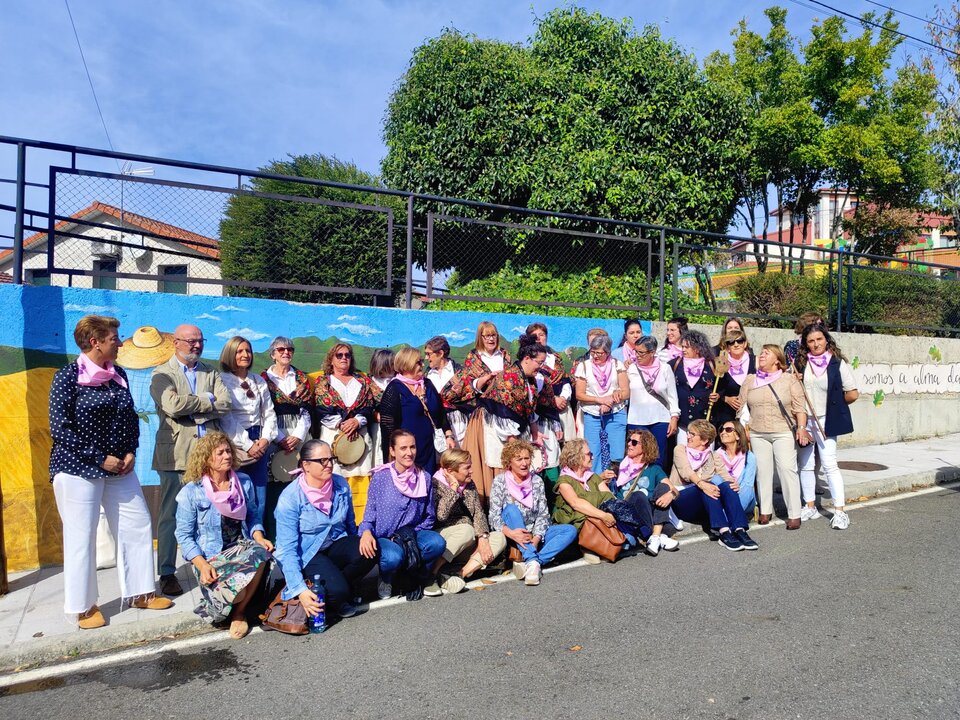 Foto de grupo con representantes de la Deputación de Ourense, alcaldesa de Vilardevós y socias de Entre Nós  Femuro.