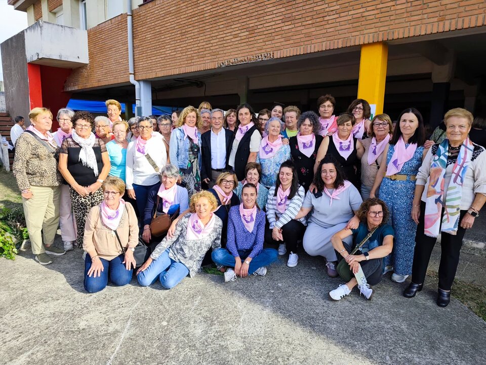 Luis Menor, presidente de la Deputación de Ourense, rodeado de mulleres rurais en Vilardevós.