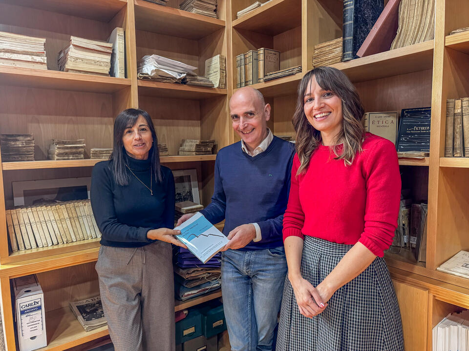 Samanta Barreira, concejal de Cultura, con Vicente Rodríguez -a su derecha- y Aurora Prieto Tarrío.