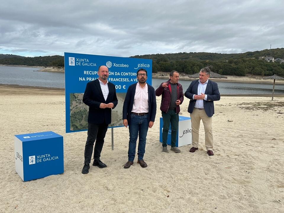 Xosé Merelles durante a visita ás obras xunto ao alcalde da Veiga.