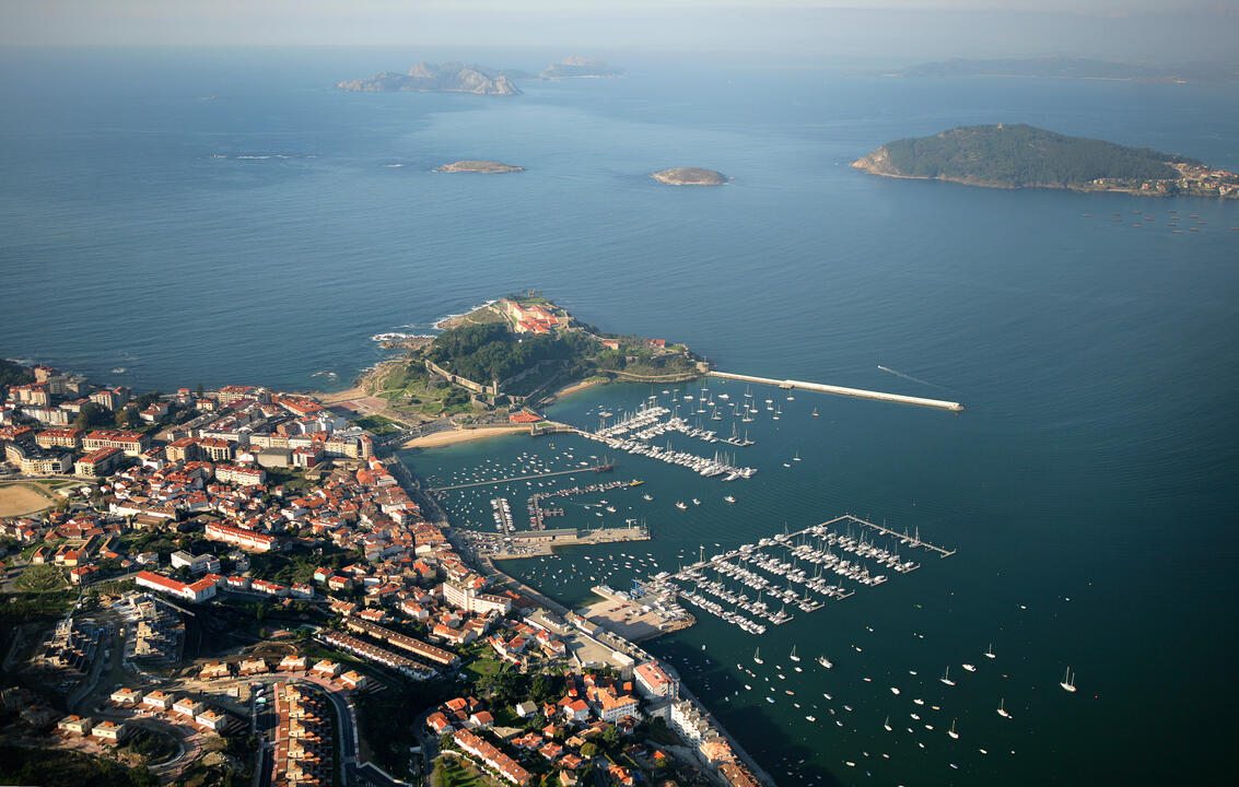 Vista aérea de Baiona y las islas Cíes.