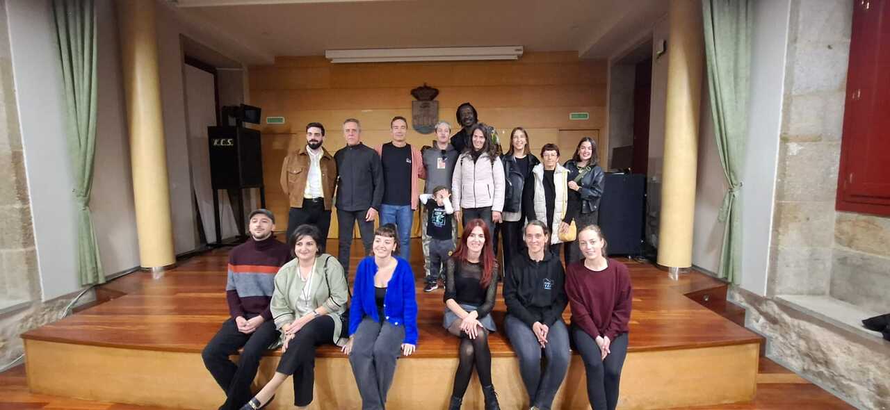 Artistas integrantes del proyecto Raíces Sonoras junto a Iris Justo y Ana Pardo, gerente de Monteval.