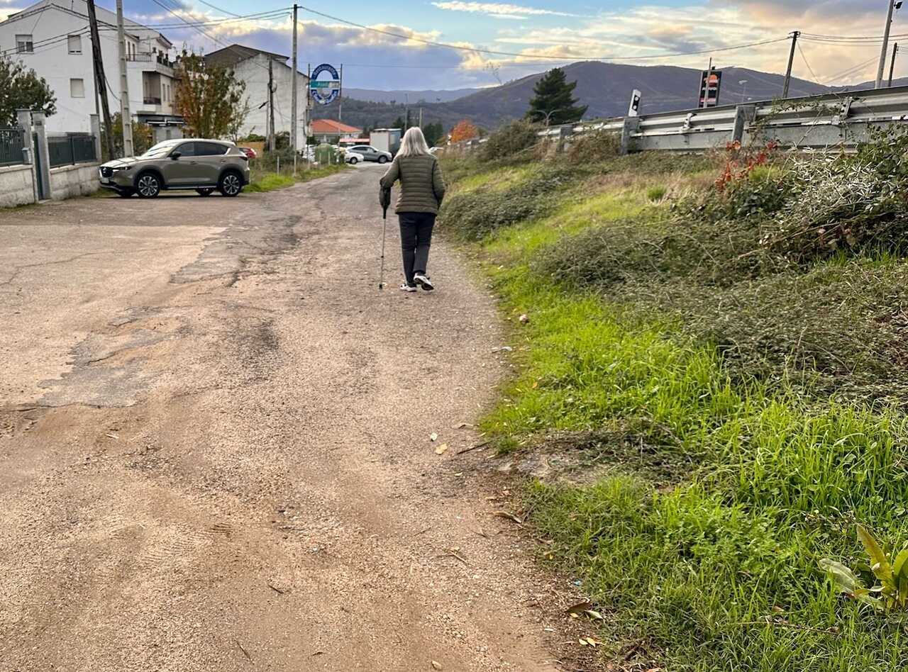 20251107 PP Visita Barrio Cruz Vermella, abandono rúas