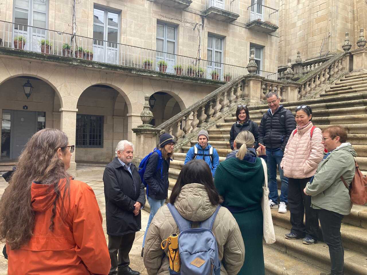 El presidente del Inorde, Rosendo Luis Fernández, con los invitados a recorrer la Vía de la Plata, en la escalinata de la catedral de Ourense.
