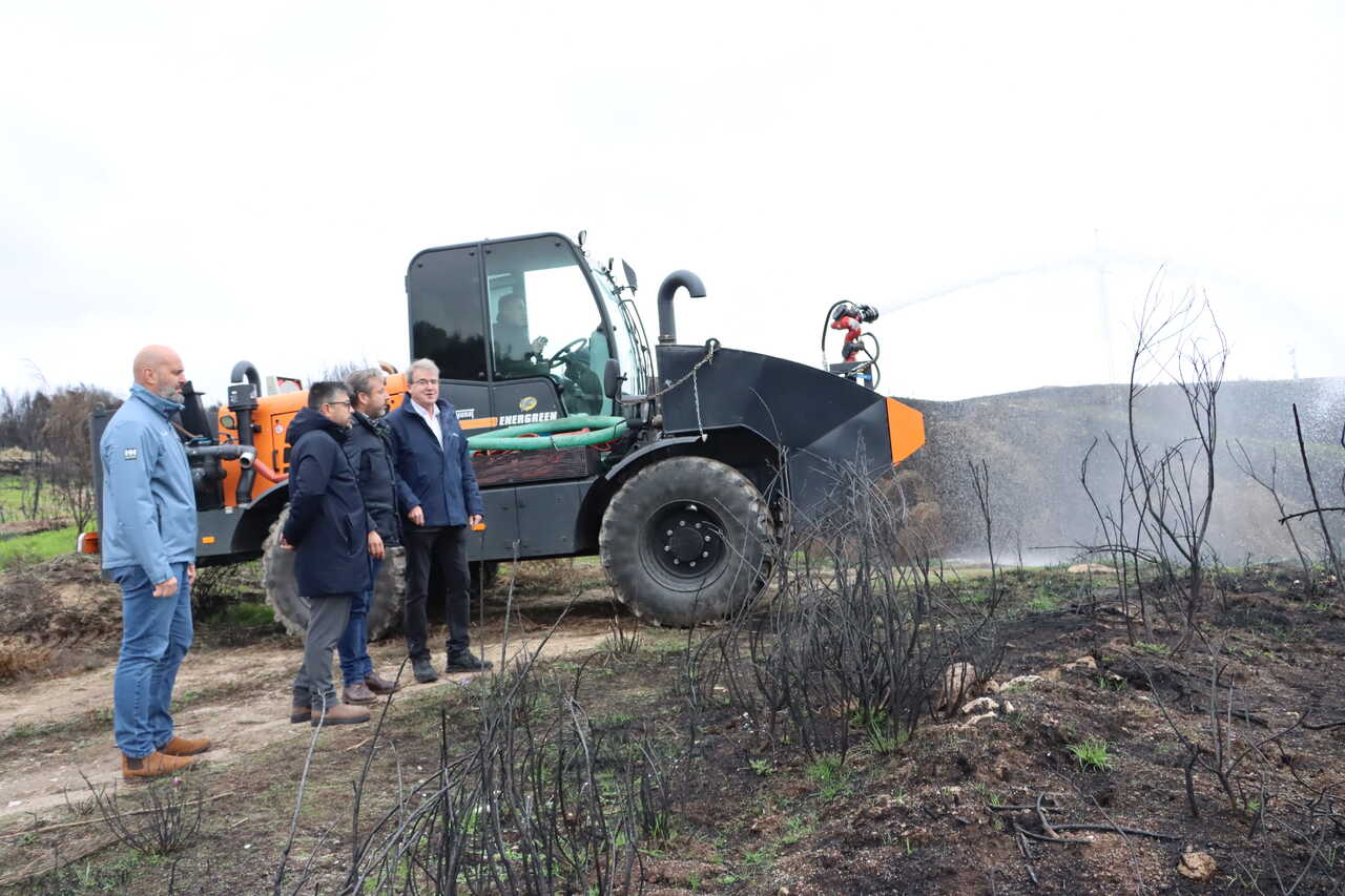 Maquinaria en las tareas de siembra para recuperar las zonas afectadas por los incendios.