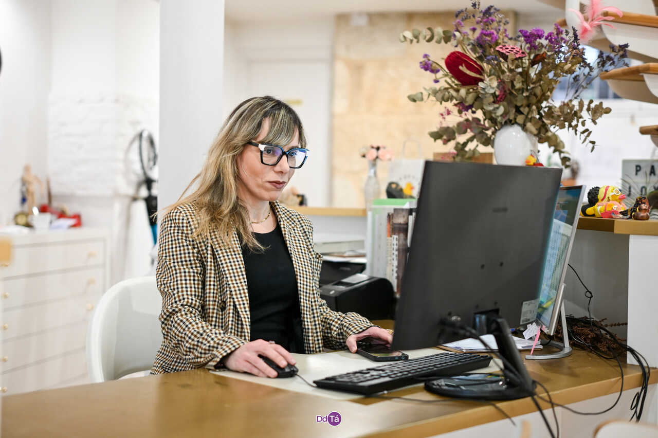 La pequeña de "las Pato" es ingeniera técnica y posee un máster en Gemología. | FOTO: Noelia Caseiro.