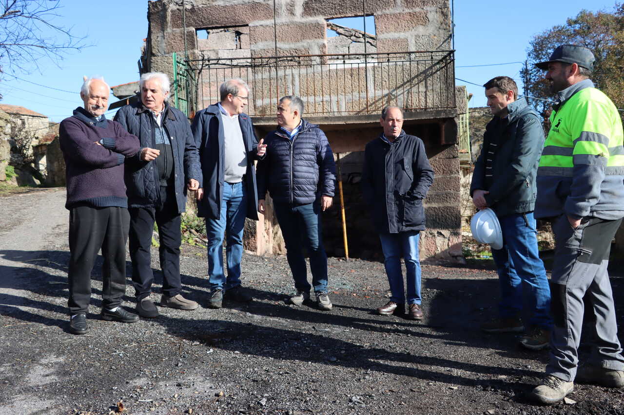 Junto a una de las casas afectadas en A Caridade.