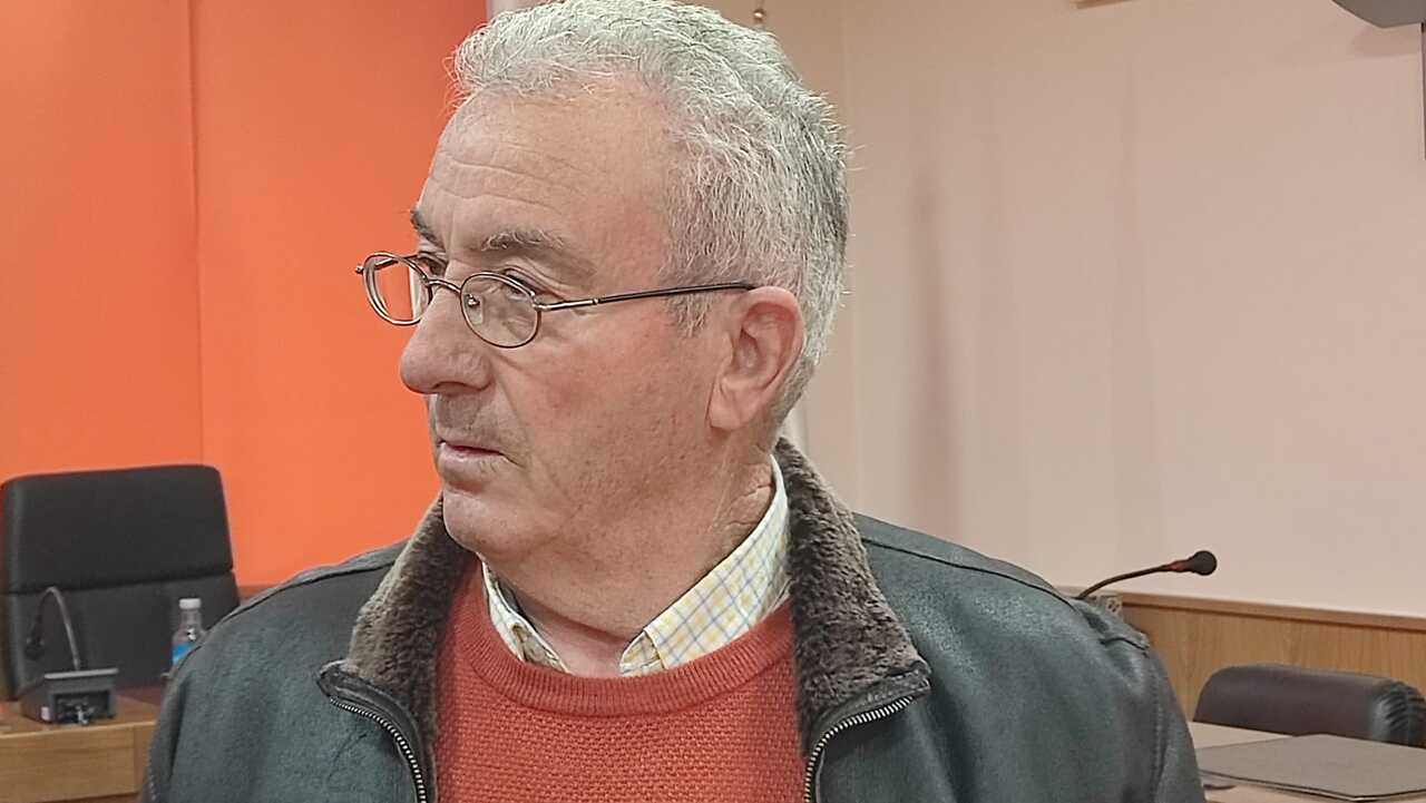 Vicente García, el edil socialista díscolo en la aprobación de los presupuestos de este jueves. | FOTO: Xosé Lois Colmenero.