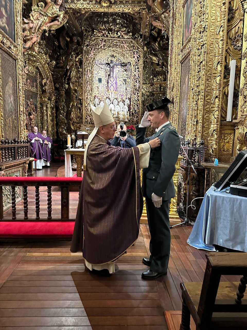 El obispo de Ourense, colocando la condecoración al capitán de la Guardia Civil, Javier Barja.