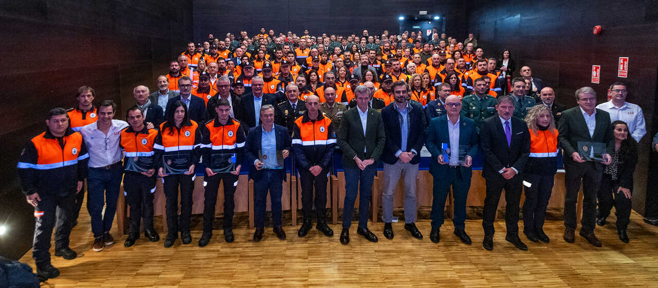 ENTREGA DAS MEDALLAS AO MÉRITO DE PROTECCIÓN CIVIL.
O presidente da Deputación de Ourense, Luis Menor, participa no acto De entrega das medallas ao mérito de Protección Civil, tamén participan Alfonso Rueda Valenzuela (Presidente da Xunta de Galicia), Diego Calvo Pouso (Conselleiro da Xunta de Galicia), Eladio Santos (Subdelegado do Goberno en Ourense), Jesús Antonio Peñas Peckler (Subdelegado de Defensa en Ourense), Jorge Manuel Rubal e Juan Castor Vázquez (Comisarios Xefes de Policia Autonomica de Galicia e da Policia Nacional en Ourense, respectivamente), Manuel Pardo Cid (Delegado da Xunta), Santiago Villanueva (Director xeral de emerxencias) entre outrosu . No Auditorio Municipal de Ourense