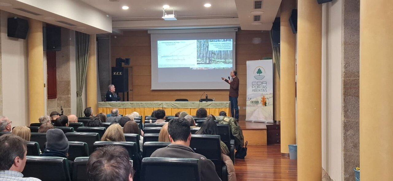 El presidente de la Sociedade Galega de Historia Natural, Serafín González Prieto, presentó “Incendios forestais en Galicia: consecuencias e medidas de mitigación”.