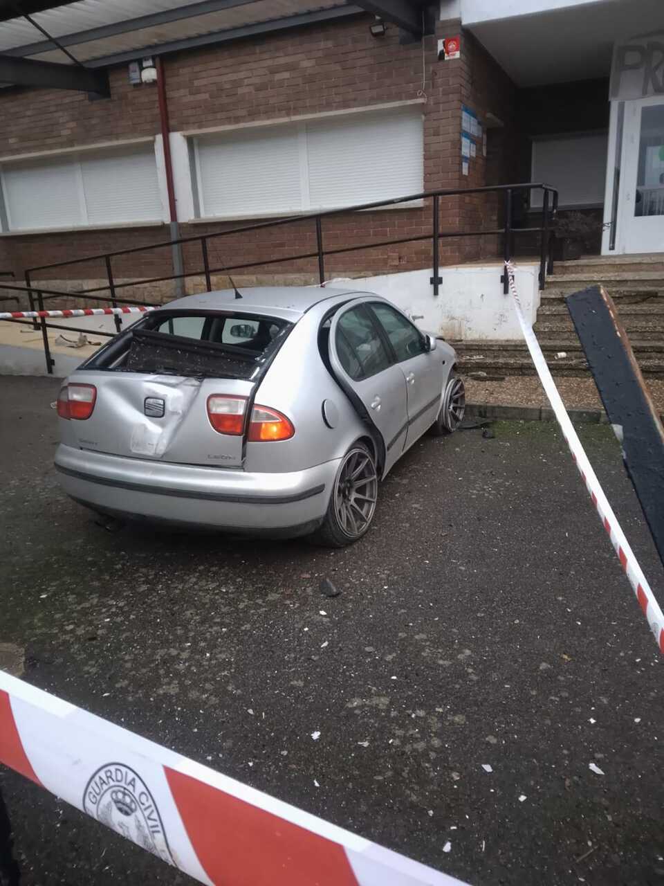 Los daños en el automóvil siniestrado son considerables, también a nivel mecánico.