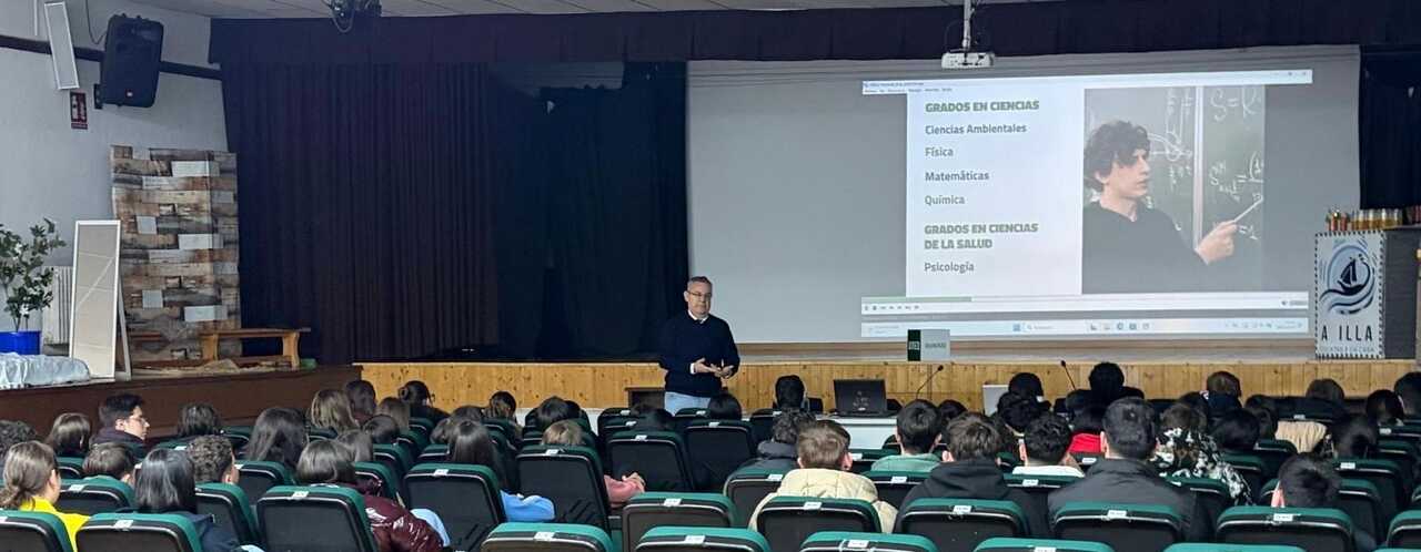 El director de la UNED Ourense durante la charla con alumnado en el IES Taboada Chivite.
