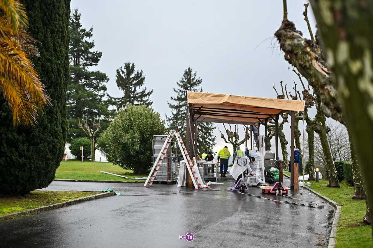 La carpa instalada para la elaboración del menú costero degustado en Monterrei. | FOTO: Noelia Caseiro.