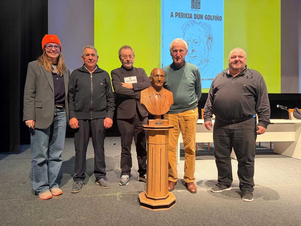 Los ya seis integrantes de la mesa de presentación de "A pericia dun golfiño", si sumamos el busto de Gerardo Fernández. | FOTO: Jorge Godás.