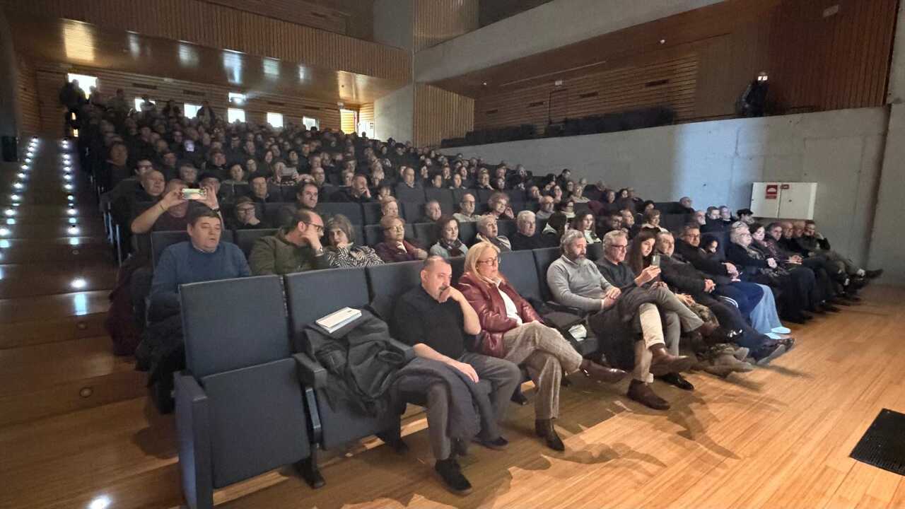 Un auditorio verinense lleno de entroideiros. | FOTO: Jorge Godás.