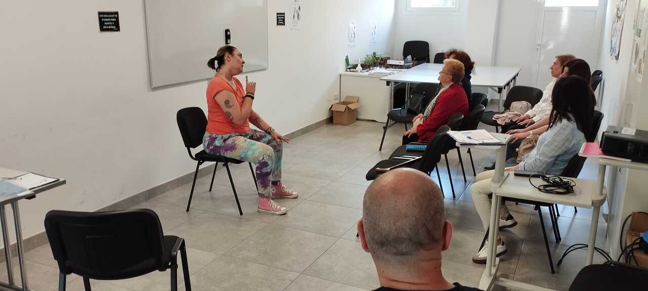 Las instalaciones acogen de manera periódica diversas sesiones formativas para apoyar de forma integral a las familias cuidadoras.