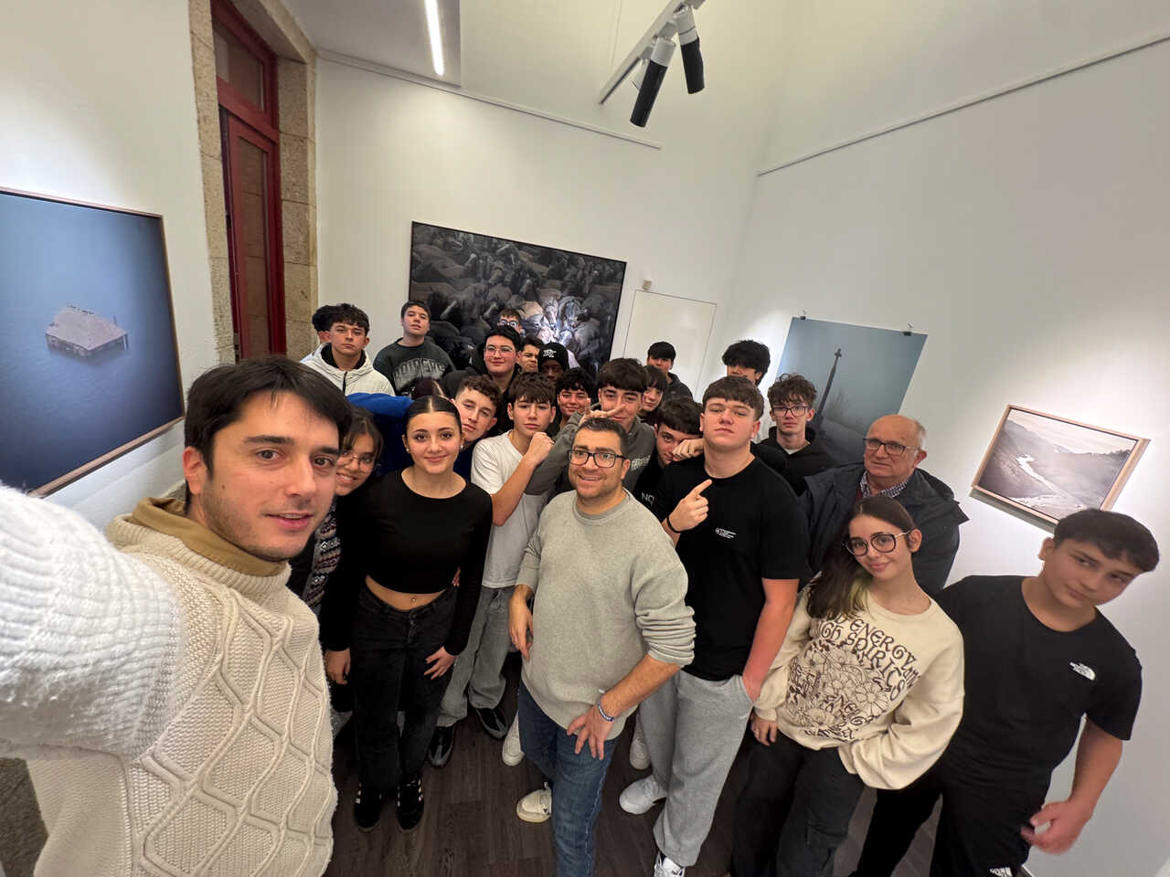 O recoñecido fotógrafo Carlos Folgoso compartiu o seu proceso creativo co alumnado durante as didácticas visitas guiadas á mostra.