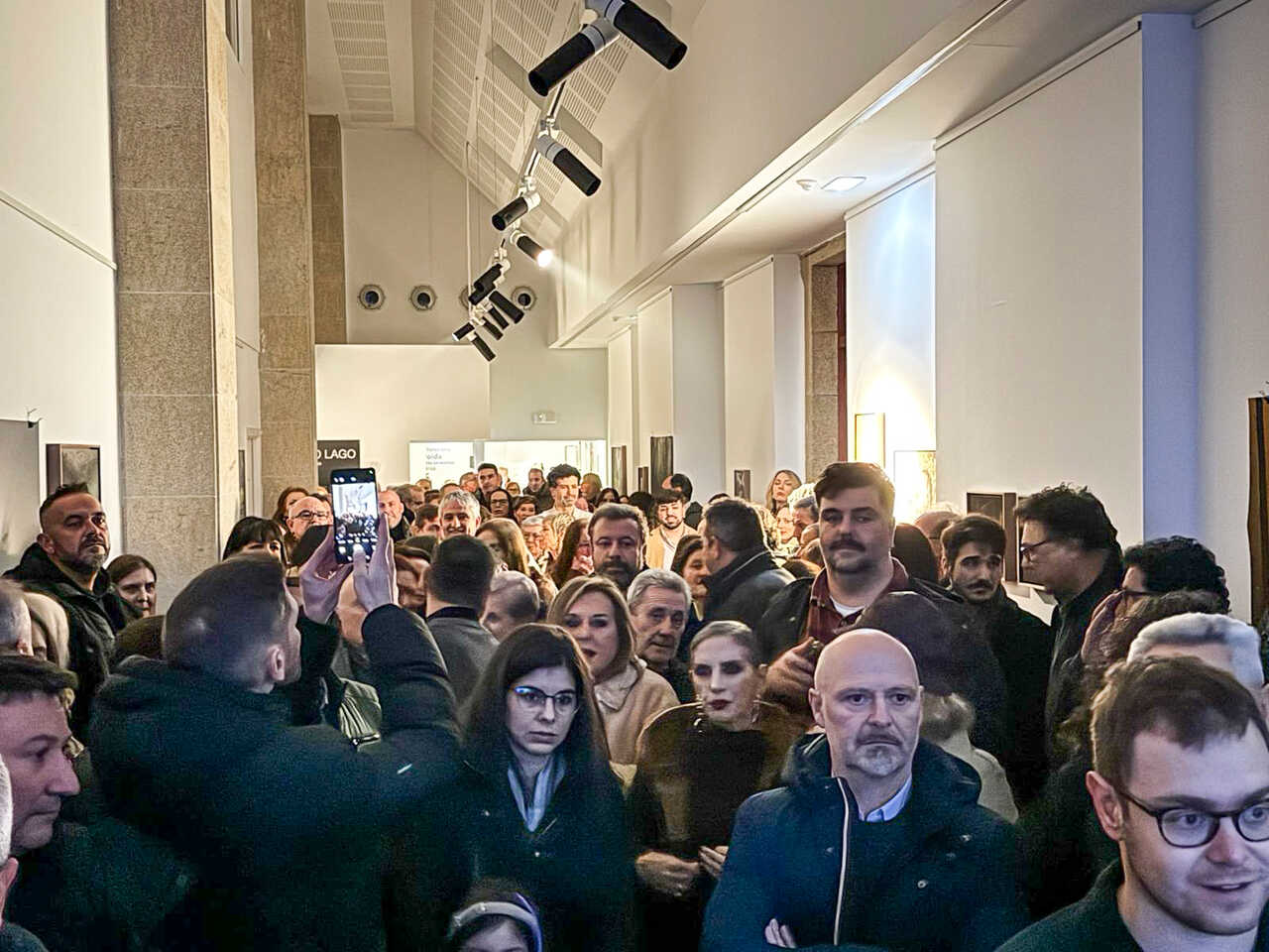 A Sala de Exposicións Municipal rexistrou unha excelente entrada de público para desfrutar da impactante obra Alén do lago