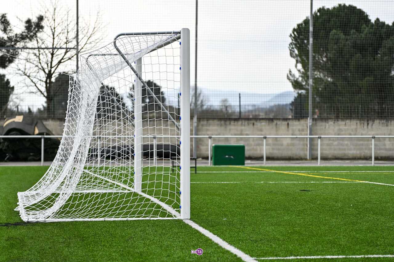 Vista en detalle de la portería y el enmallado, totalmente listos para recibir los goles de las niñas y niños de las Escuelas Deportivas de Verín.