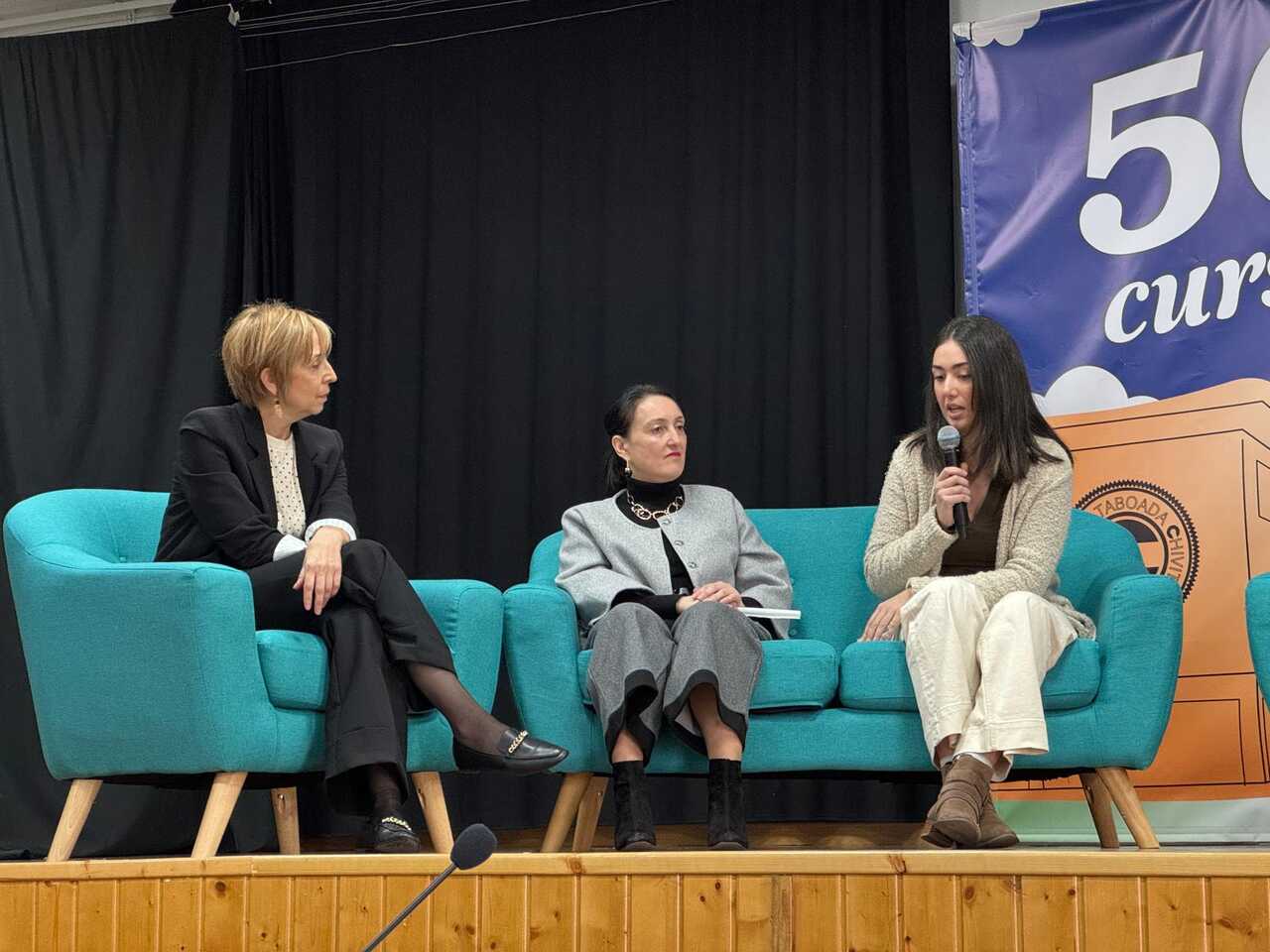 La vicedirectora Josefina Pérez, la investigadora Yolanda Prezado, y la periodista Esther Estévez. | FOTO: Sabela Souto.