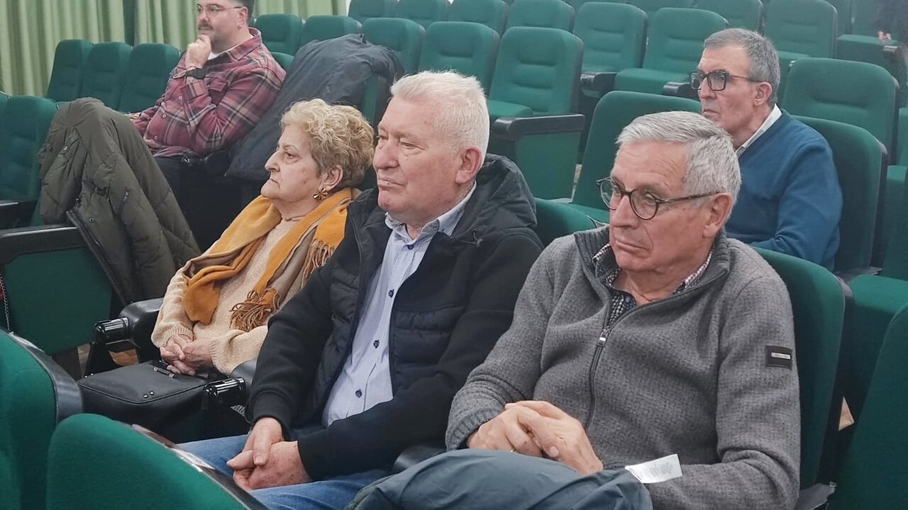 Nieves Gamote y Antonio Pérez "Ringo", madre y padre de Ringo y de la también diputada provincial Eva María Pérez Gamote, con Xesús Lantes, exprofesor del Chivite. | FOTO: Xosé Lois Colmenero.