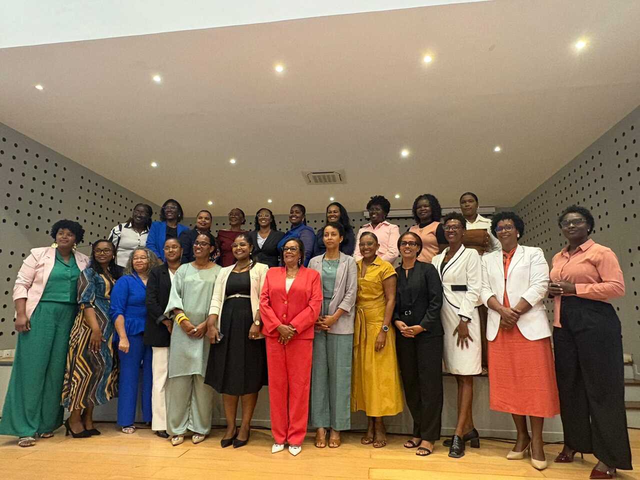 Integrantes de la nueva red municipal de "mulleres autarcas cabo-verdianas".