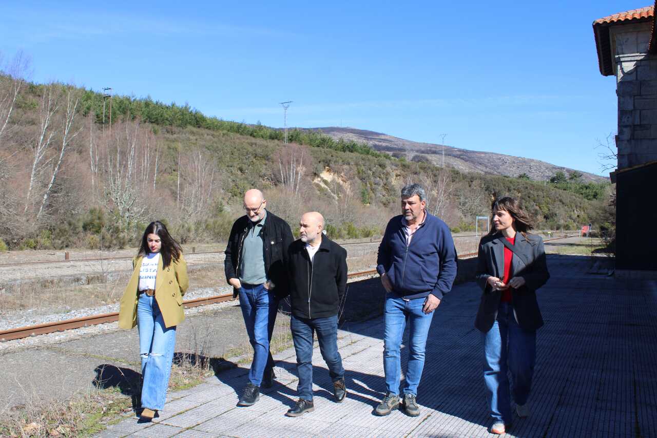 Dirixentes do BNG reclaman a rehabilitación das vivendas da estación da Vilavella.