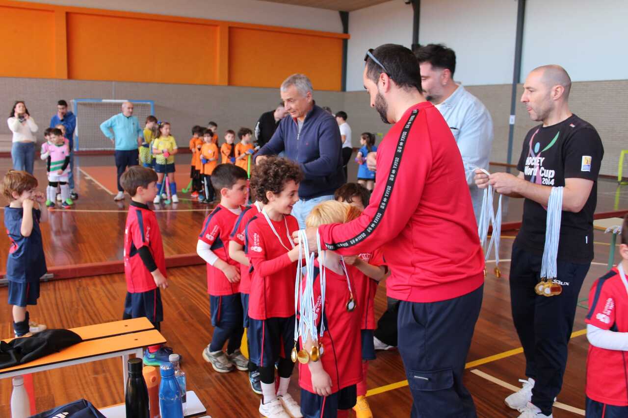 Momento de la entrega de medallas a los participantes, premiando su esfuerzo y deportividad.