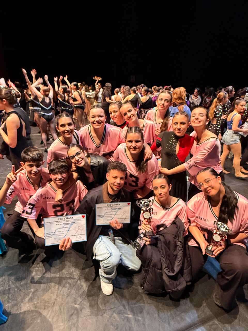 Los integrantes de la escuela celebran con sus trofeos el éxito alcanzado en las competiciones internacionales de los últimos meses.