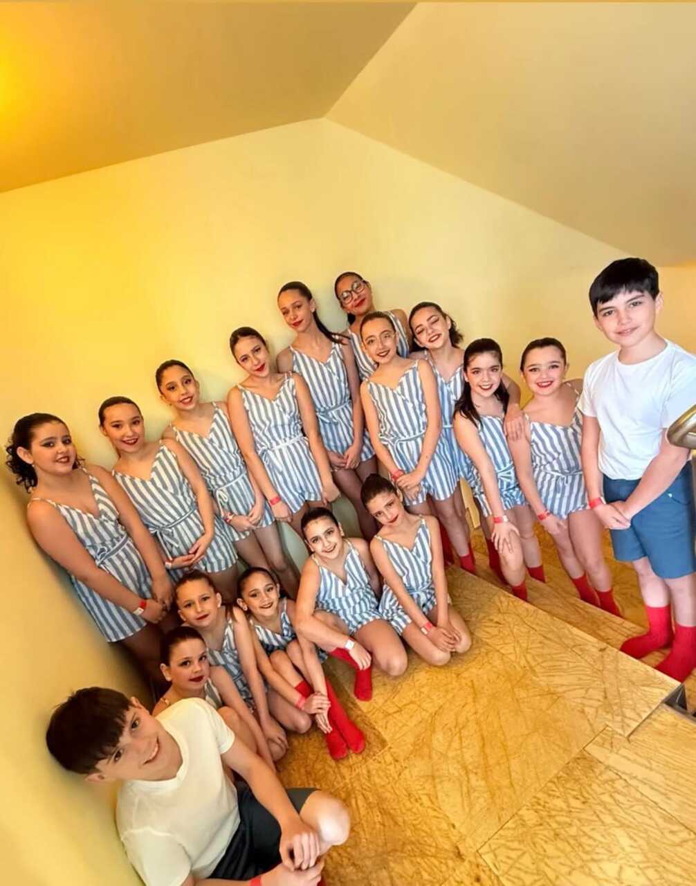 Los bailarines de la delegación de Verín posan con su vestuario de rayas momentos antes de iniciar su participación.