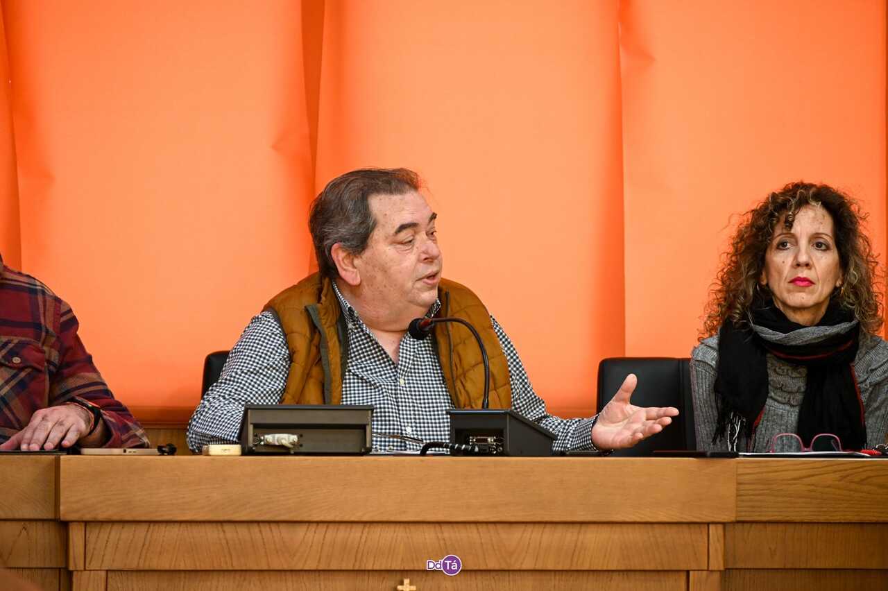Gerardo Seoane, el alcalde de Verín, interpelando a la portavoz popular. | FOTO: Noelia Caseiro.