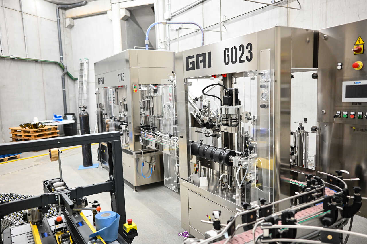 La moderna línea embotelladora instalada ronda los 350.000 euros. | FOTO: Noelia Caseiro.